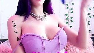 Big ass babe exposes her big boobs