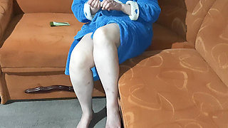 Accidental flash of mom's pussy.
