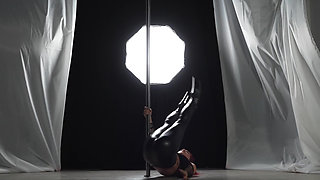 Goddess Renata Fox Dances Mesmerizingly on the Pylon