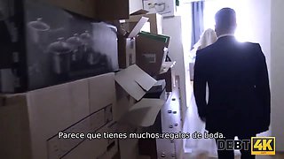 Debt4k. esposa cachonda engaña a su marido por dinero en efectivo delante de él