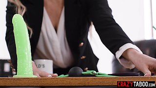 Boss slut Ariel X loves to be bonded