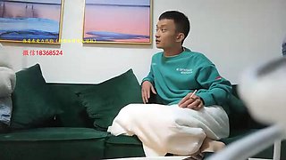 Amateur jungler has made a date with a pretty girl on the sofa 1