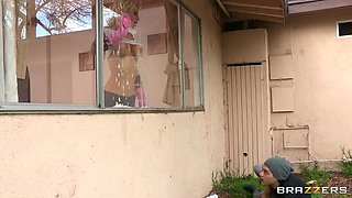 Peeping Tom Peeping Mom With Xander Corvus, Sarah Jessie - Brazzers
