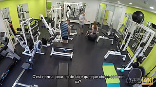 Linda Sweet In Apres Un Entrainement Intensif Dans Une Salle De Sport