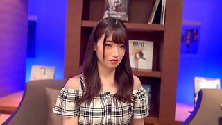 小顔の清楚な美女が四つん這いクンニで感じて、M字開脚手マンで潮吹きのNTRエッチ