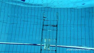 Sexy swimming chick Roxalana Cheh strips under the water