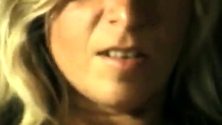 Haarige Muschi einer deutschen Ehefrau mit Sperma bedeckt