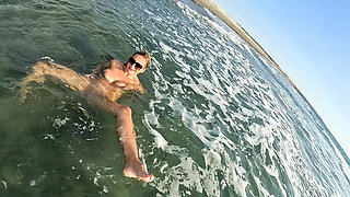 Wild Outdoor Extreme?! Amateur Wave Fuck Orgasm in the Middle of the Sea!