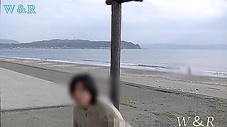 【個人撮影】可愛い彼女が海岸で散歩している人が居るのに全裸オtニーで気持くなっちゃうnaked Masturbation On The Beach