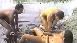Hot rabuda mulatto moaning and cumming giving the pussy and the cusinho very tasty for two on the beach