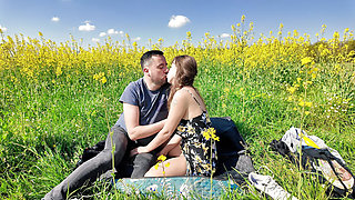 Romantic doggy le in a field