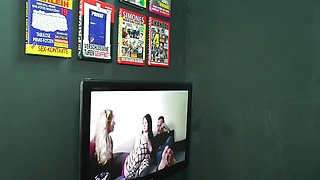 Unrestrained and merciless sex whizzes in the porn booth - 4
