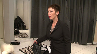 Pierced Pussy on Posh Mature 4515