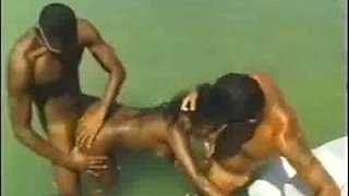 Hot rabuda mulatto moaning and cumming giving the pussy and cousin on the beach: porn