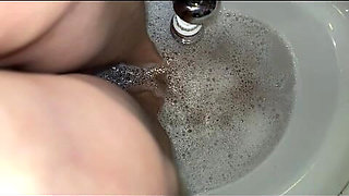 Melove Cleaning Her Sexy Small Feet in the Bath