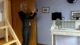 Cougar estate agent finds Big Tits teenage in property total movie - mommy xxx