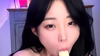 Japanese teen has her trimmed pussy toyed