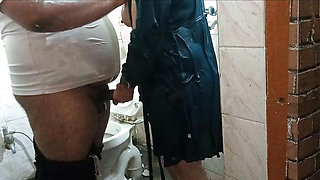 Desi couple's bathroom sex video while bathing together