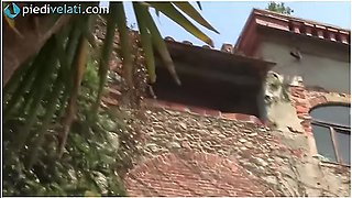 Piedi Velati In La Redhead In Pantyhose Shows Legs And Feet Around The City