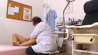 Pee fetish fingering babe pisses over her hands in hd