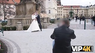 Vip4k. beauté en robe de mariée suce une nibble d'étrangers et se fait baiser