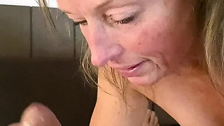Bonemaiden sucks her man off in hotel room