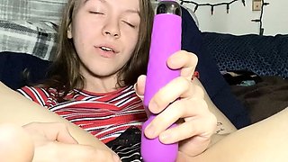 Cute amateur webcam teen girl toying pussy on webcam