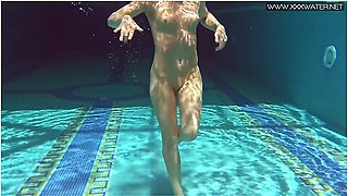Milf Babe Nicole Pearl Shaking Ass Underwater