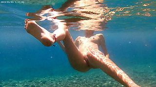 Nudist masturbating at the Beach and underwater! Exhibitionist young girl show