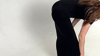 Flexible queen Hollyharlot shows off her perfect ass in a tight yoga dress