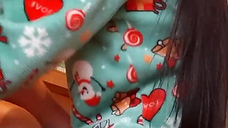 My Girlfriend and I Are Mutually Masturbating in the Kitchen While Our Housekeeper Is Preparing Breakfast