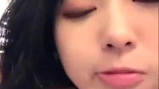 A cute girl with a good-looking anchor Qiqi woke up was tempting naked in the bathroom. She touched her tits on the bed and chatted with her breasts and pussy. She was quite thick.