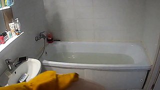 Amateur blonde masturbate when taking shower