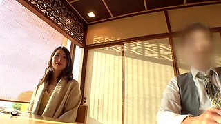 甘美な色気漂う美人妻がむしゃぶりつくフェラして淫らにピストンで感じる