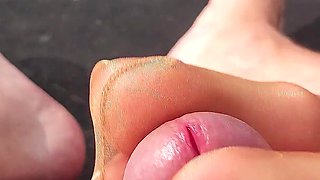 Glossy Nylon Footjob Im Garten