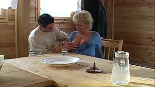 Raunchy Blond hair MILF amateur porn