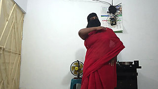 Young beauty shows off hot dance moves