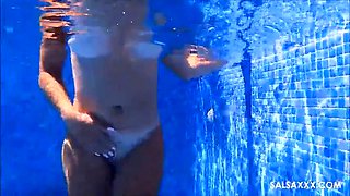 Pool sex with milf Leidy De Leon for SalsaXXX