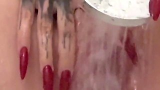 MILF Besorgt Es Sich Selbst Mit Duschbrause. Tattoo, Piercing, Titten