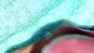 Hot handjob, close up of the cum splashed and lost in the absence of a mouth