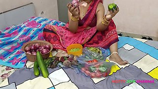 XXX Bhojpuri Bhabhi, While Selling Vegetables, Showing off Her Fat Nipples, Got Chuckled by the Customer!