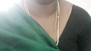 Dirty tamil aunty in saree and tight blouse 🍑