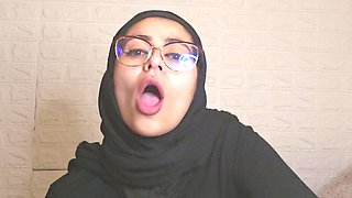 Sucking My Feet and Anal Dildo Mia Niqab