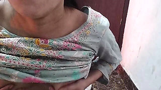 Step sister ko bathroom me pakad ke pel diya