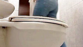 HAIRY MOM WHILE PEEING LEAVES HER HAIRY PUSSY UNCOVERED