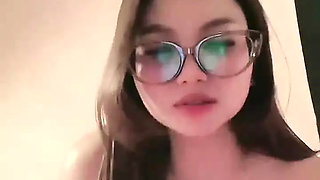 Getting carried away during live streaming until the end of masturbating with a dildo