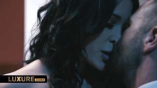 Lola Bellucci's sexy surprise