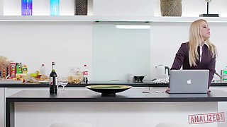 Nikky Thorne: Sexy Blonde Milf Gets Her Ass Stretched Out By Bbc