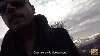 Hunt4k. la ragazza civettuola jenifer crimson con un bel piercing è pronta a scopare per soldi
