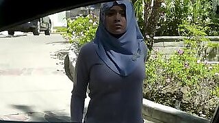 analysing girl in hijab